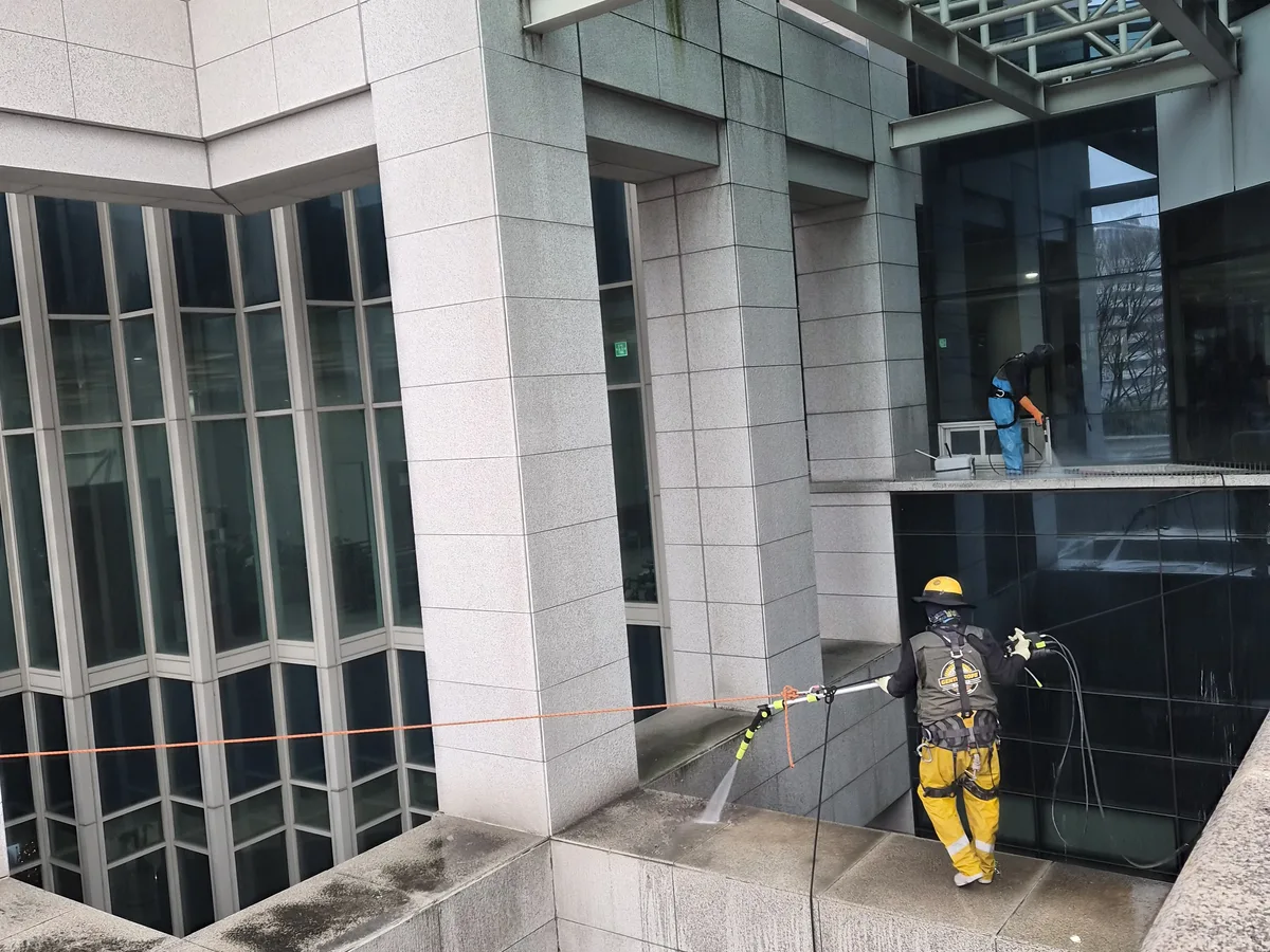 화성시 병점구 반월동 상가건물 옥상 파라펫 장비 주변 정밀 위생청소 사례 - 행진크린