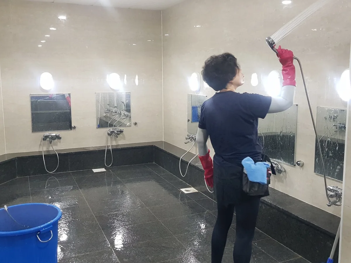 안양시 만안구 석수동 목욕탕 탈의실·파우더룸 바닥 위생청소 사례 - 행진크린