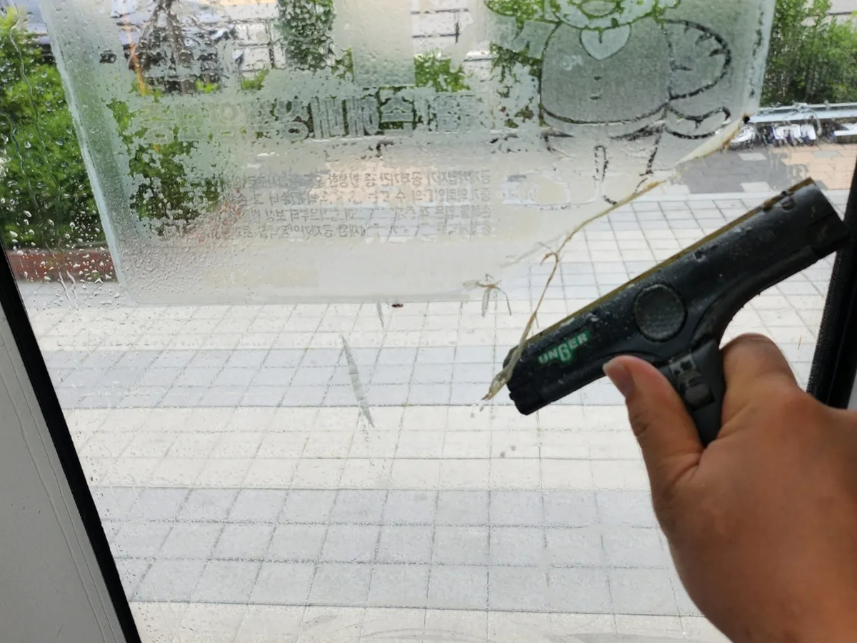 안산시 단원구 신길동 상가 유리 스퀴지 위생청소 사례 - 행진크린